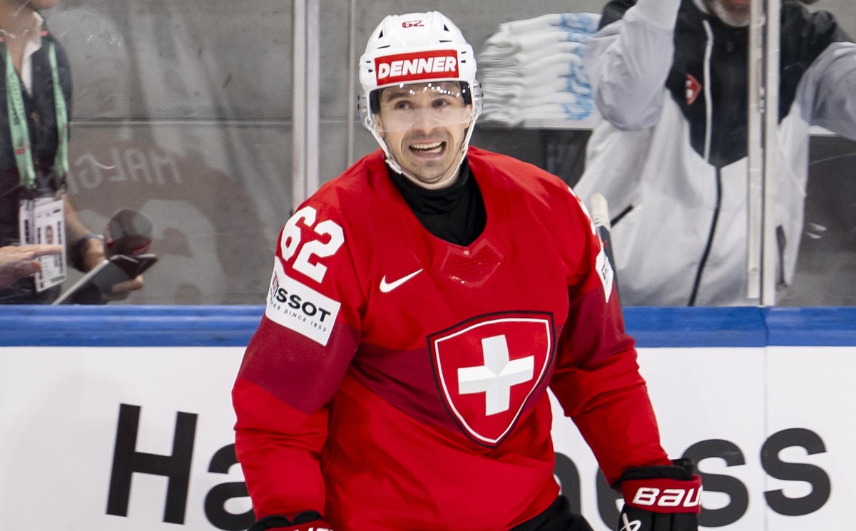 epa13001316 Switzerland's Denis Malgin celebrates scoring the 2-1 goal during the 2026 IIHF Men's Ice Hockey World Championship Quarterfinal game between Switzerland and Sweden, in Zurich, S ...