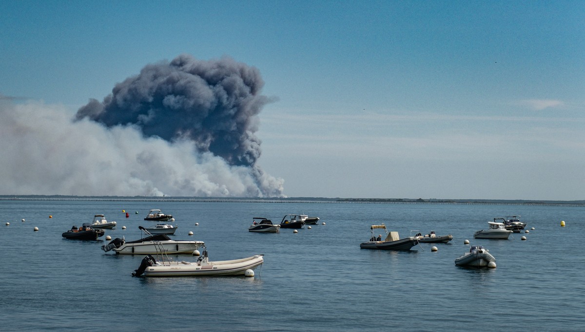 epaselect epa13131014 Smoke from wildfires spreading in the Cap-Ferret peninsula is seen from the Arcachon bay in Arcachon, south-western France, 24 July 2026. French Interior Minister Laurent Nunez c ...