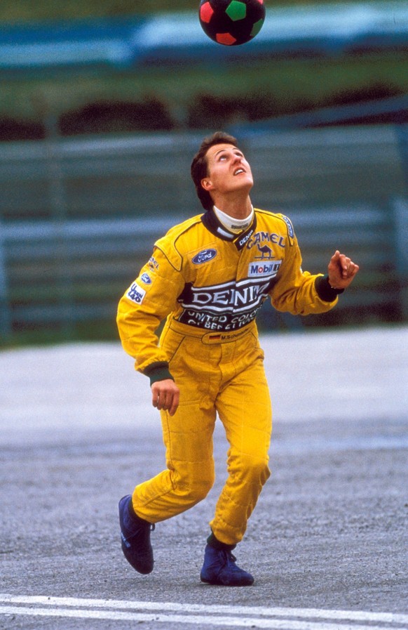 Bildnummer: 03488374 Datum: 31.01.1993 Copyright: imago/Jan Becker
Michael Schumacher (Deutschland / Benetton Ford) vertreibt sich bei Tests in Estoril mit Fu�ball die Zeit; Vdia, hoch, Freisteller,  ...