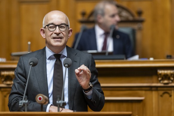 Gregor Rutz, SVP-ZH, spricht zur Debatte um die Unterstuetzung elektronischer Medien, an der Herbstsession der Eidgenoessischen Raete, am Dienstag, 23. September 2025 im Nationalrat in Bern. (KEYSTONE ...