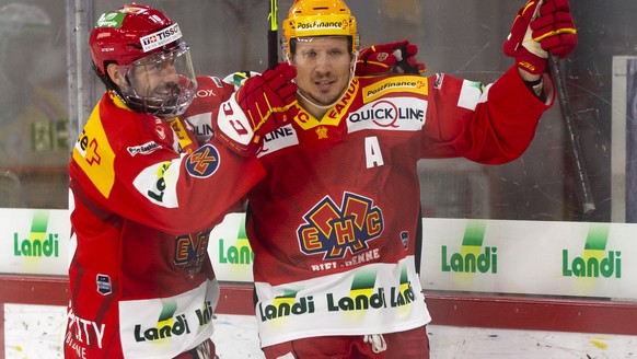 Der Bieler PostFinance Top Scorer Damien Brunner, rechts, jubelt mit Teamkollege Luca Cunti nach seinem Tor zum 1-0, im Eishockey Meisterschaftsspiel der National League zwischen EHC Biel und HC Davos ...