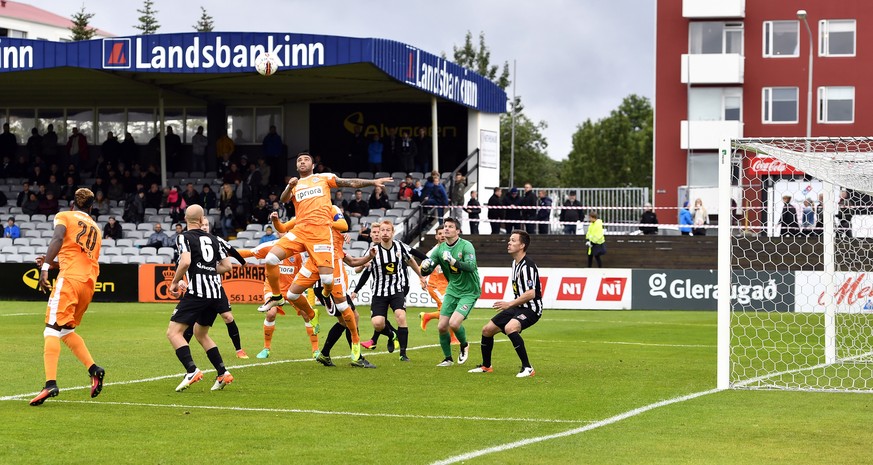 Szene in Reykjaviks Strafraum, im Fussballspiel der 2. UEFA Europa League Qualifikationsrunde zwischen KR Reykjavik und den Zuercher Grasshoppers, am Donnerstag, 14. Juli 2016, im Stadion Alvogenvöllu ...