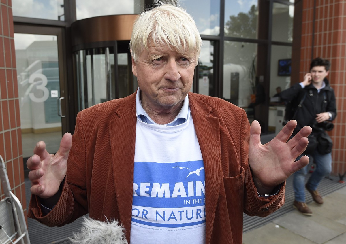 epa05387741 Stanley Johnson, father of Boris Johnson stands outside the headquarters of the 'Vote leave' campaign wearing a Remain in the EU T-Shirt in central London, Britain, 24 June 2016. ...
