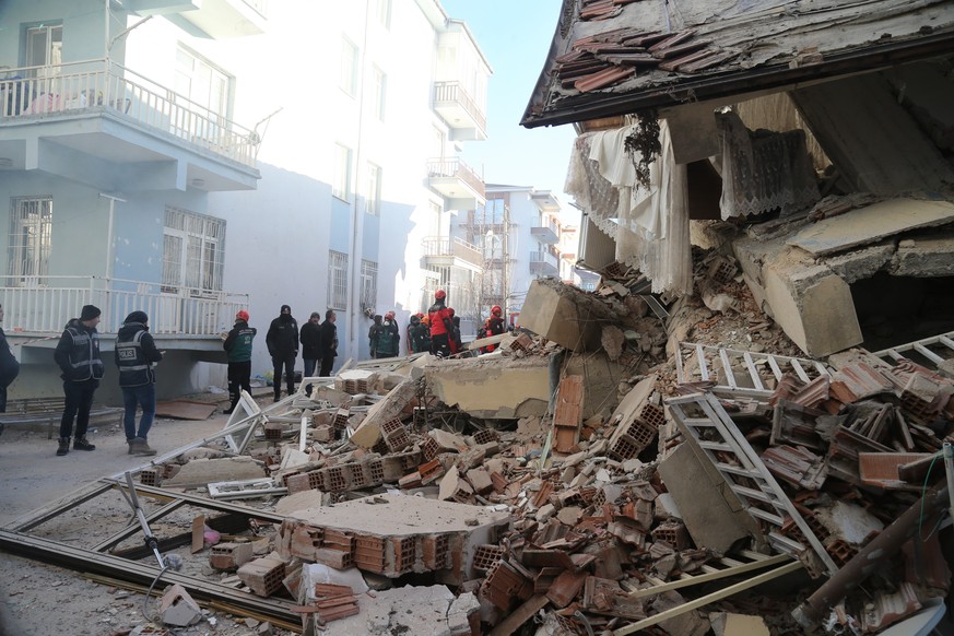 epa08161688 Rescue workers search for survivors in the rubble of a building after an earthquake hit Elazig, Turkey, 25 January 2020. According to reports, twenty people have died and several are injur ...