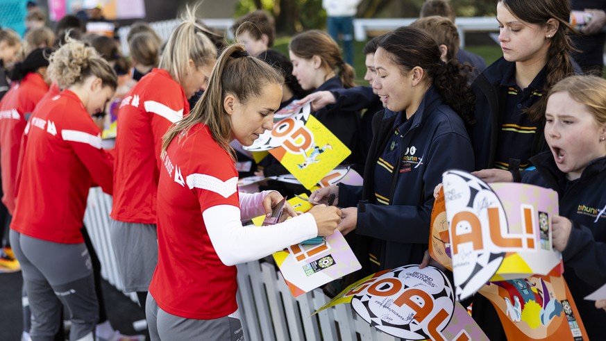 Switzerland&#039;s Lia Waelti, center, Ana Maria Crnogorcevic, 2nd left, and Luana Buehler, left, sign autographs to school kids during a public training session on the training ground Tahuna Park in  ...