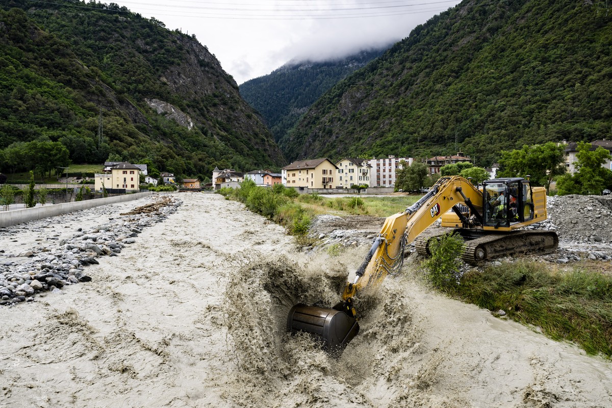 epa11429798 An excavator removes stones from the bed of the Navizence river, which flows into the Rhone river, in Chippis, canton of Valais, southern Switzerland, 22 June 2024. The water level of the  ...