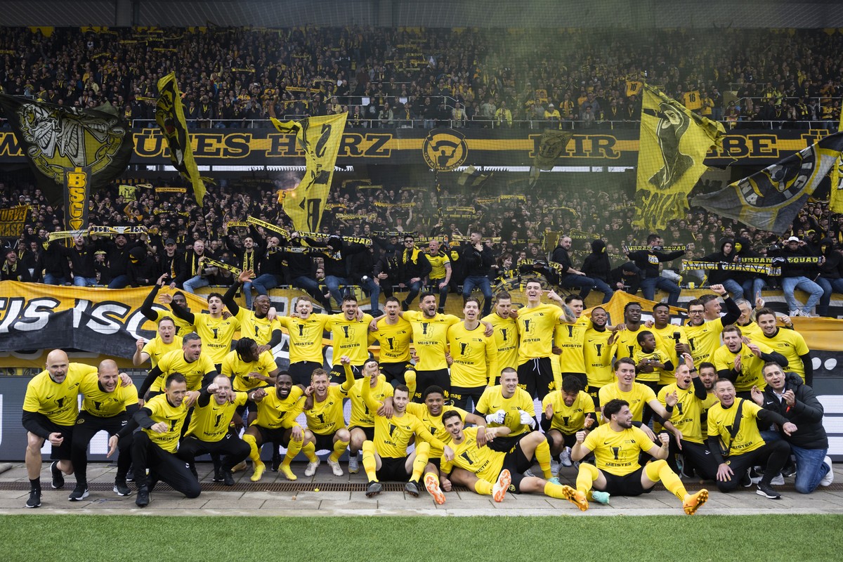 YBs Spieler, Trainer und Betreuer feiern den Meistertitel vor den Fankurve, nach dem Super League Spiel zwischen dem BSC Young Boys Bern und dem FC Luzern, am Sonntag, 30. April 2023 im Stadion Wankdo ...