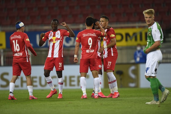 epa08453029 Salzburg&#039;s players celebrate the 3-0 lead during the Austrian OEFB Cup Final soccer match between Red Bull Salzburg and Austria Lustenau in Klagenfurt, Austria, 29 May 2020. EPA/CHRIS ...