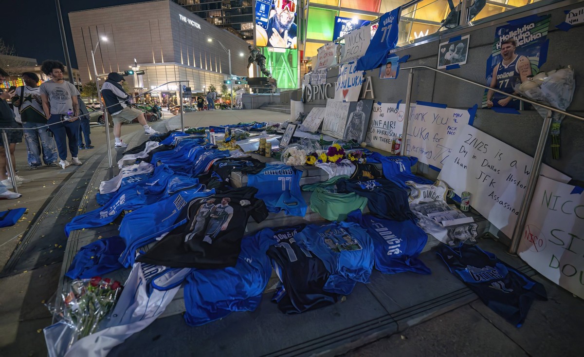 NHL, Eishockey Herren, USA Columbus Blue Jackets at Dallas Stars Feb 2, 2025 Dallas, Texas, USA Dallas Mavericks fans leave notes and memorabilia after the game between the Dallas Stars and the Columb ...