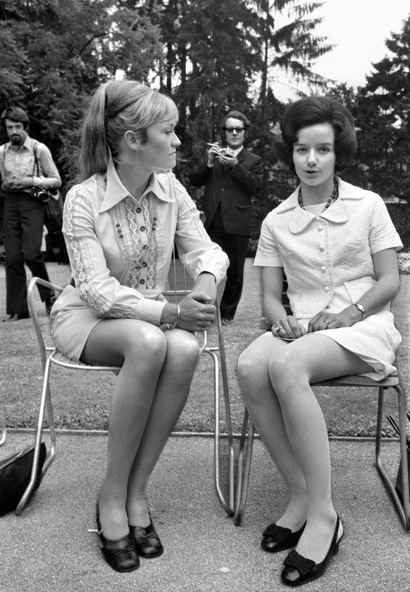 Rosemarie Pfluger, links, und Andermann, rechts, sind Sprecherinnen beim Schweizer Fernsehen SRG, im Juli 1970. (KEYSTONE/Str) === ===