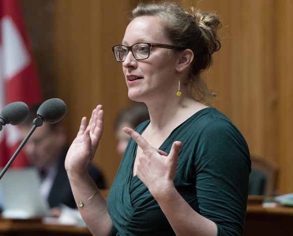 Kommissionssprecherin Aline Trede (GP/BE) aeussert sich zum Personenbefoerderungsgesetz (Fantransporte) am Mittwoch, 12. Maerz 2014, im Nationalrat in Bern. (KEYSTONE/Lukas Lehmann)