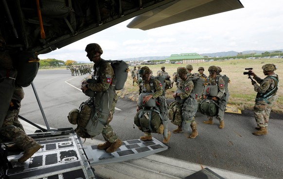 epa08167718 US paratroopers take part in joint military exercices between armies of Colombia and US, at the National Training Centre of Tolemaida, Colombia, 26 January 2020. EPA/Mauricio Dueñas Castañ ...