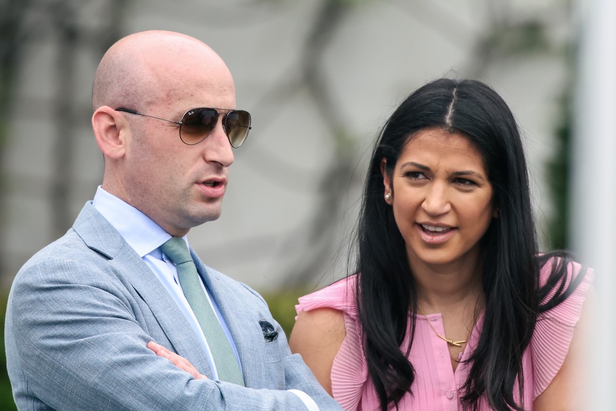 epa12044822 Stephen Miller and Katie Miller attend the 2025 Easter Egg Roll on the South Lawn of the White House in Washington, DC, USA, 21 April 2025. EPA/SAMUEL CORUM / POOL