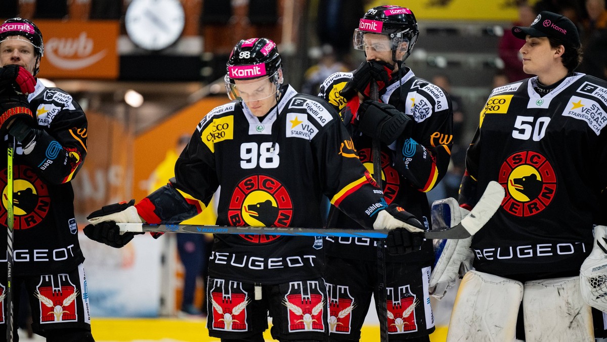 26/03/2025, Bern, PostFinance Arena, SC Bern - Fribourg-GottÃ ron, 98 Benjamin Baumgartner Bern, center, 79 Thierry Bader Bern, right and 50 goalkeeper Christof Von Burg Bern, right disappointed after ...