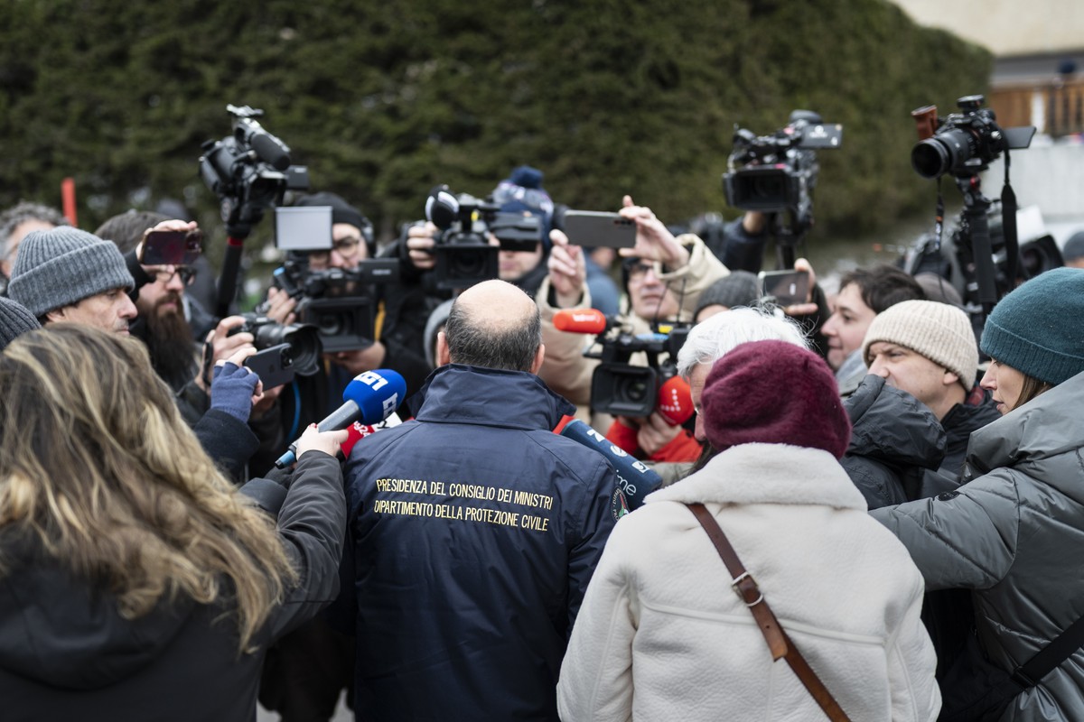 epa12621772 A member of the Italian Civil Protection talks to the media about the fire at the 'Le Constellation' bar and lounge, in Crans-Montana, Switzerland, 02 January 2026. According to  ...