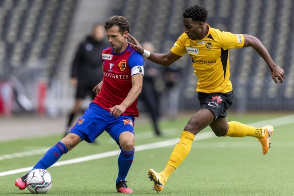 Basels Valentin Stocker, links, im Kampf um den Ball gegen YBs Ulisses Garcia, rechts, im Fussball Schweizer Cup Final zwischen dem FC Basel 1893 und dem BSC Young Boys im Wankdorf Stadion in Bern, am ...