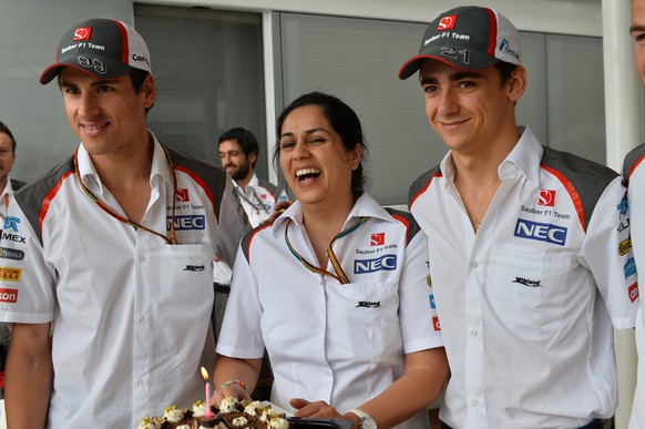 Da lachten sie noch: Monisha Kaltenborn mit den beiden Fahrern an ihrem Geburtstag Mitte Mai in Barcelona.