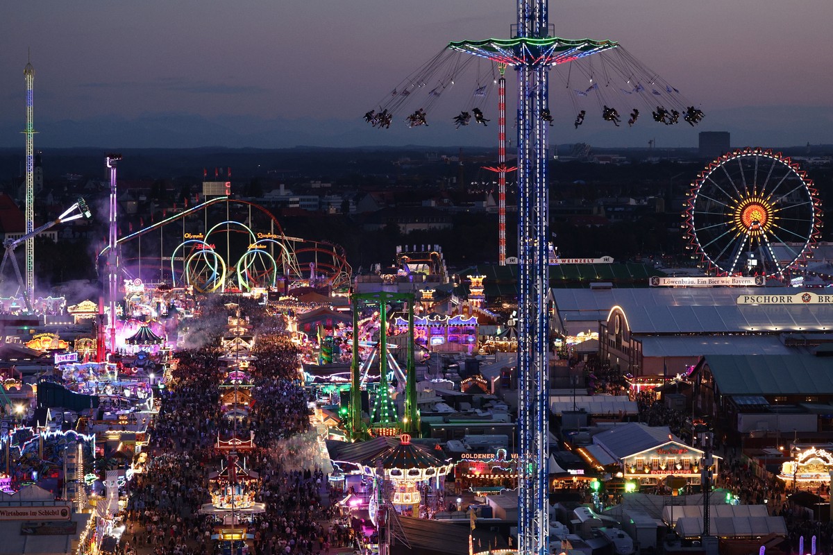 epaselect epa11617992 Visitors crowd the venue of the 189th edition of the traditional Oktoberfest beer and amusement festival on its opening day in the Bavarian capital Munich, Germany, 21 September  ...