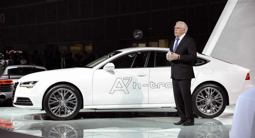 Professor Ulrich Hackenberg, Leiter der technischen Entwicklung beim Automobilkonzern Audi präsentiert an der Auto-Show in Los Angeles den A7.