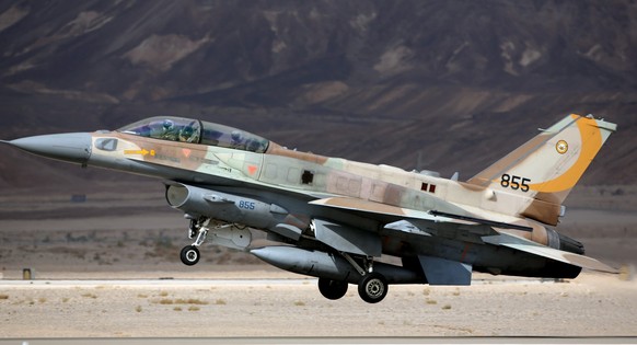 Ein F-16-Kampfjet beim Start auf dem Ovda-Luftwaffenstützpunkt in der Negev-Wüste im Süden Israels.