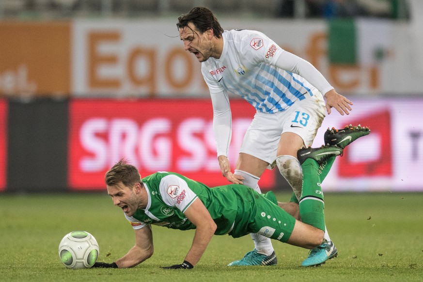 Der St. Galler Roman Buess, links, gegen den Zuercher Alain Nef, im Fussball Super League Spiel zwischen dem FC St. Gallen und dem FC Zuerich, im Kybunpark, am Sonntag, 3. Dezember 2017, in St. Gallen ...