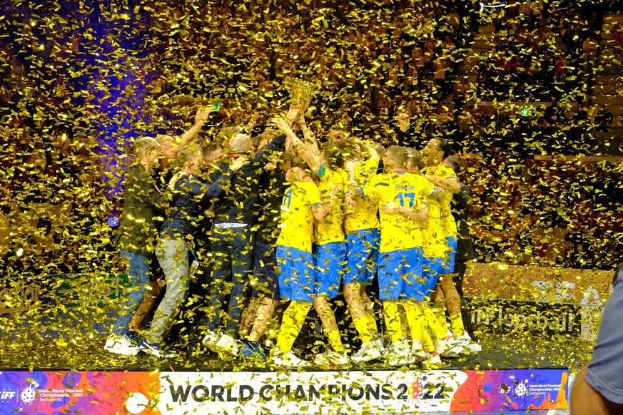 IFF Men s World Floorball Championship 2022 Sweden vs Czech Republic - Team Sweden jubilate with the cup Zurich Swiss Life Arena Z�rich Schweiz Copyright: xSergioxBrunettix