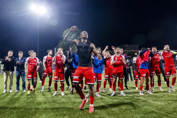 Les joueurs argoviens fetent la victoire lors de la rencontre de football de Challenge League entre Etoile Carouge et FC Aarau le vendredi 16 mai 2025 au stade de la Fontenette a Carouge pres de Genev ...