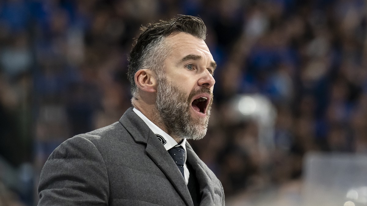 L'entraineur Christian Dube (HCFG) encourage ses joueurs lors de l'acte 7 du quart de finale des play-off du championnat suisse de hockey sur glace de National League entre Fribourg-Gotteron ...