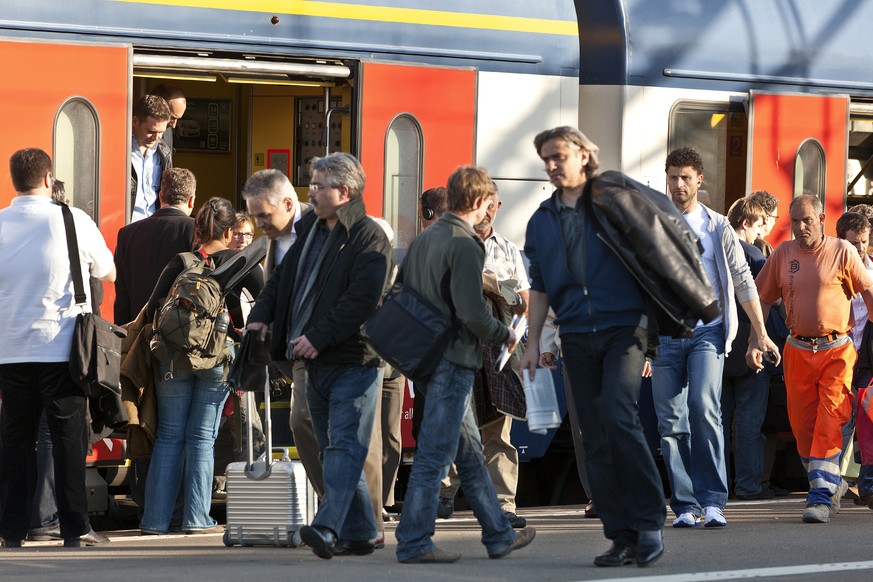 ARCHIV --- ZU DEN PASSAGIERZAHLEN DER SBB STELLEN WIR IHNEN FOLGENDES BILD ZUR VERFUEGUNG --- Commuters leave a train at the railway station in Effretikon, Switzerland, pictured on April 6, 2011. (KEY ...