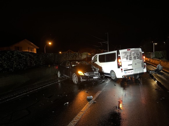 Am 08. März 2023, um 18.45 Uhr fuhr ein Opel Transporter
auf der Aaretalstrasse in Döttingen. Gleichzeitig fuhr ein
schwarzer Mercedes in die Gegenrichtung. Der 42-jährige
Lenker des Transporters fuhr ...