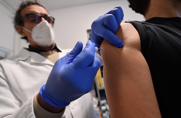 epa08786696 A doctor administers a dose of flu vaccine to a patient in a medical office in Rome, Italy, 30 October 2020. EPA/ETTORE FERRARI