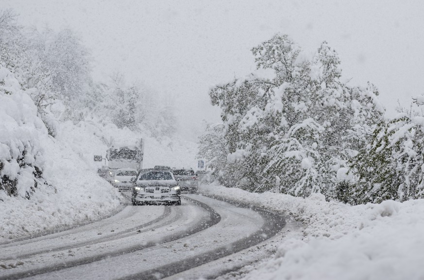 KEYPIX - Starker Schneefall behindert den Verkehr auf der Kantonsstrasse Sierre - Crans-Montana bei Chermignon-en-Dessous, am Donnerstag, 17. April 2025 in Crans-Montana im Mittelwallis. Aufgrund der  ...