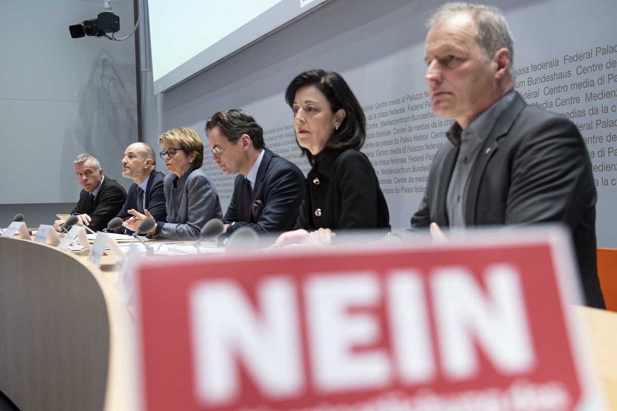 Lorenz Hess, Nationalrat BDP/BE, Roland Fischer, Nationalrat GLP/LU, Brigitte Haeberli-Koller, Staenderaetin CVP/TG, Olivier Feller, Nationalrat FDP/VD, Regine Sauter, FDP/ZH, und Pierre-Andre Page, N ...
