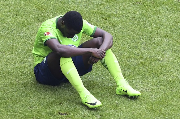 Wolfsburg&#039;s Paul-Georges Ntep sits on the pitch after the German Bundesliga soccer match between Hamburg SV and VfL Wolfsburg in the Volksparkstadium in Hamburg, Germany, Saturday May 20, 2017. H ...