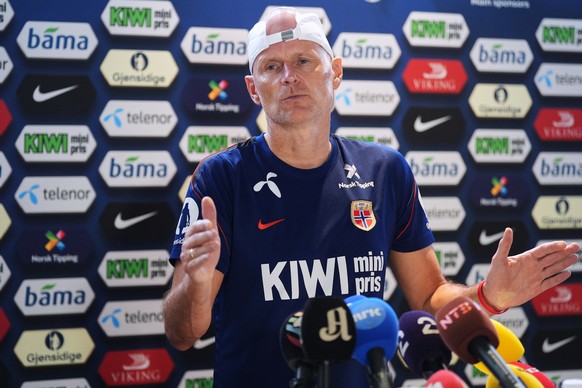 Norway head coach Stale Solbakken talks to journalists three days ahead of the team's quarterfinal World Cup soccer match against England, Wednesday, July 8, 2026, in Fort Lauderdale, Fla. (AP Ph ...