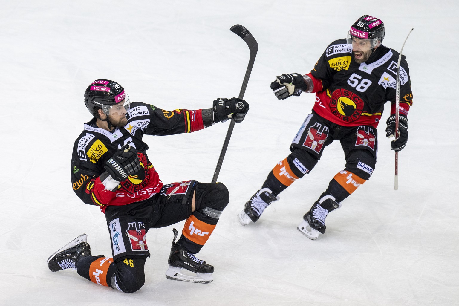 Berns Joona Luoto, links, und Romain Loeffel feiern den Treffer zum 4-4 im Eishockey Spiel der National League zwischen dem SC Bern und Geneve -Servette HC, am Samstag, 24. Februar 2024, in der PostFi ...