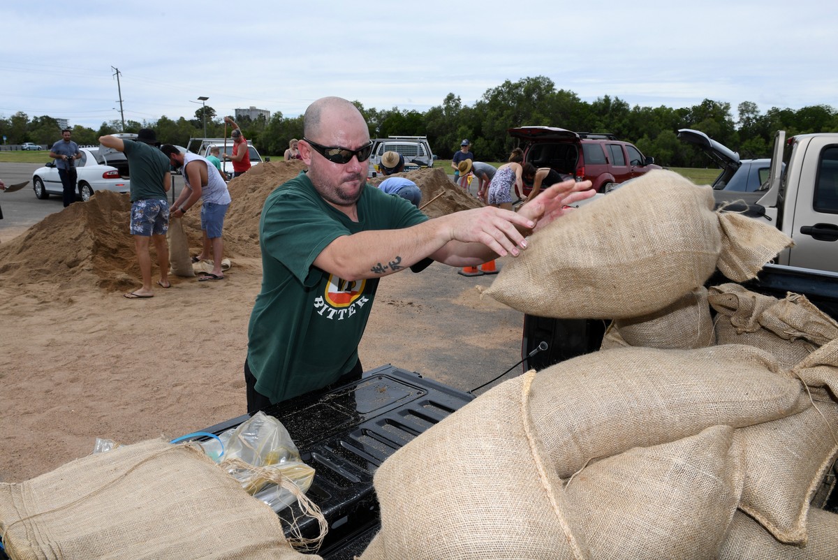 epa05871170 Locals fill up sandbags in preparation for Cyclone Debbie in Townsville, Queensland, Australia, 26 March 2017. The category 4 cyclone is expected to hit Queensland's far north coast l ...