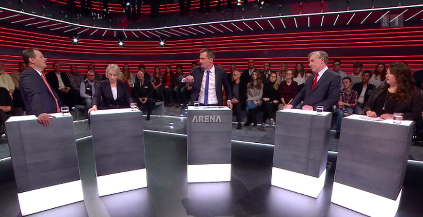 Claudio Zanetti, Elisabeth Schneider-Schneiter, Klaus Wellershoff und Tamara Funiciello mit Moderator Jonas Projer im «Arena»-Halbrund.