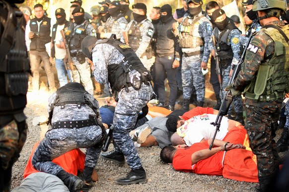 epa12659360 Prison guards watch over the prisoners at the maximum-security prison known as 'Renovacion I' in Escuintla, Guatemala, 18 January 2026. Guatemalan security forces regained contro ...