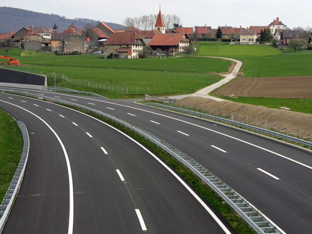 Strassen reinigen, Mittelstreifen mähen: Der Bund hat 2018 für den Unterhalt der Nationalstrassen knapp 350 Millionen Franken ausgegeben. (Archivbild)