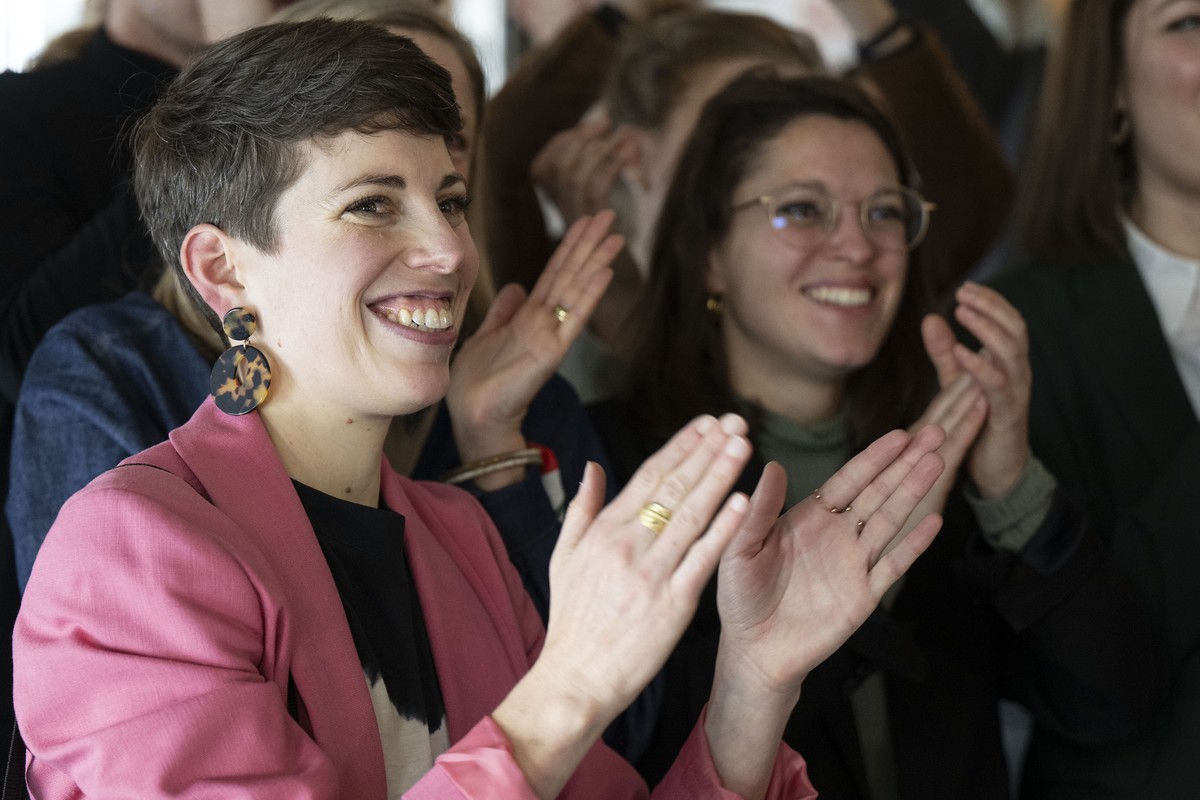 Lisa Mazzone, Praesidenti Gruene, und Nationalraetin Mattea Meyer, SP-ZH, von links, vom Nein Komitee zum Autobahnausbau freuen sich ueber die erste Hochrechnung am Sonntag, 24. November 2024, in Bern ...