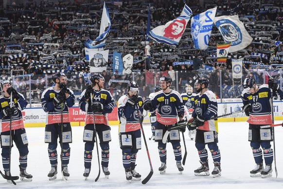 Ambri&#039;s players celebrate the victory, during the preliminary round game of National League 2021/22 between HC Ambri Piotta against EHC Biel Bienne at the Gottardo Arena in Ambri, Friday, March 1 ...