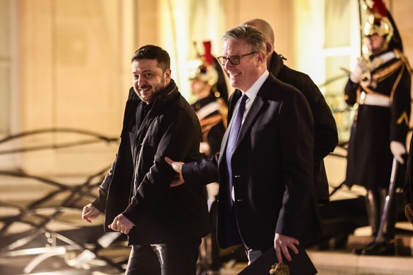 epa12632074 Ukraine's President Volodymyr Zelensky (L) speaks with British Prime Minister Keir Starmer (R) after the Coalition of the Willing summit at the Elysee Palace in Paris, France, 06 Janu ...