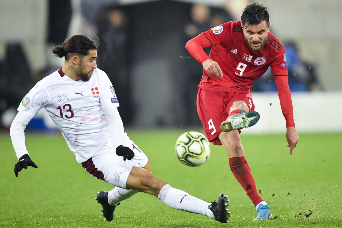 epaselect epa08000676 Switzerland's defender Ricardo Rodriguez (L), versus Georgia's Valeri Qazaishvili, during the UEFA Euro 2020 qualifying Group D soccer match between Switzerland and Geo ...