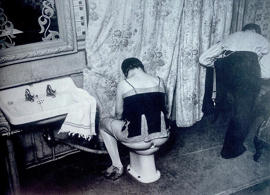 Brassaï (Gyula Halász), «La Toilette dans un hôtel de passe, rue Quincampoix á Paris», Fotografie, Paris 1932.
https://www.moca.org/collection/work/washing-up-in-a-brothel-rue-quincampoix