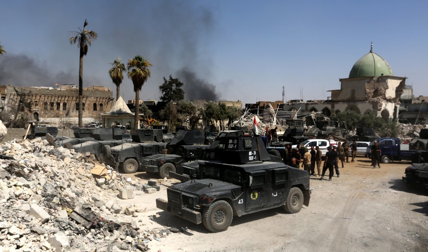 epa06068254 Iraqi security forces gather next to the destroyed Great Mosque of al-Nuri and Mosul&#039;s iconic al-Habda&#039; minaret in the old city area, western Mosul, Iraq, 05 July 2017. Iraqi sec ...