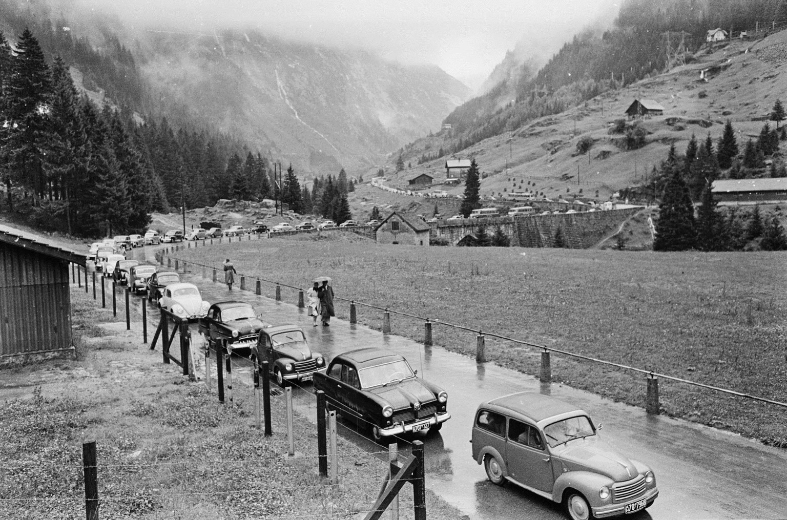 So könnte die Kolonne ausgesehen haben. Auf dem Foto wird ein alltäglicher Reiseverkehrsstau aus dem Jahre 1954 am Gotthard gezeigt.