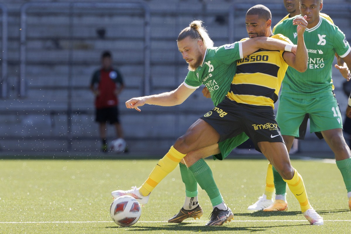 Yverdon's forward Brian Beyer, left, fights for the ball with Young Boys' defender Saidy Janko, right, during the Super League soccer match of Swiss Championship between Yverdon Sport FC and ...