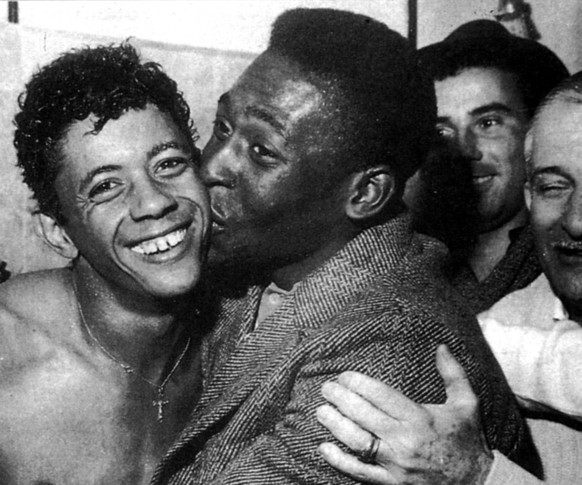 Amarildo erhält ein Küsschen von Pelé für seine Leistungen an der WM 1962.