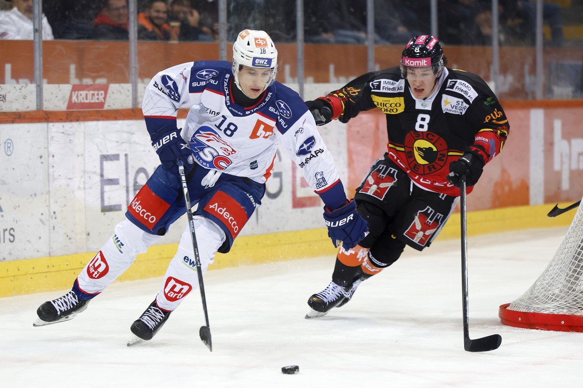 Zuerichs Nicolas Baechler und Berns Joshua Fahrni in Aktion im Eishockey Meisterschaftsspiel der National League zwischen dem SC Bern und ZSC Lions, am Freitag, 5. Januar 2024 in der PostFinance Arena ...